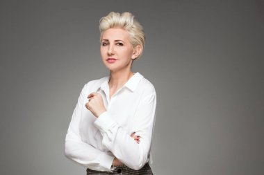 Poz zarif sarışın güzel orta yaşlı bayan .