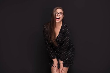 Artı boyutu Kafkas kadın poz.