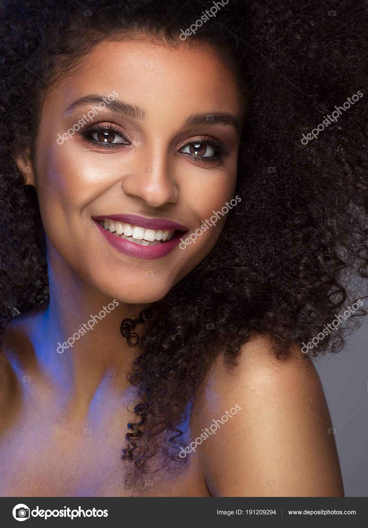 Schönheit Porträt der lächelnde junge Frau dunkle Haut — Stockfoto Beauty Portrait lächelnd dunkelhäutigen jungen Frau mit lockigen Afro Haar und Glamour Make up Studio auf grauem Hintergrund Textfreiraum erschossen
