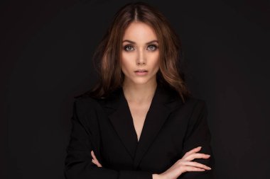 Şık zarif esmer kadın poz.