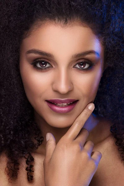 Retrato de beleza de sorrir pele escura mulher jovem . — Fotografia de Stock