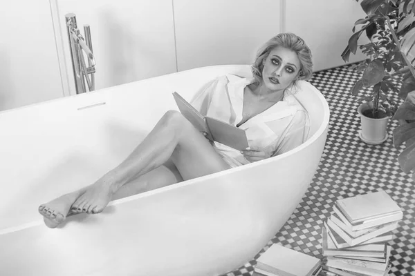 아름 다운 금발의 여 자가 화장실에서 책을 읽고. — 스톡 사진