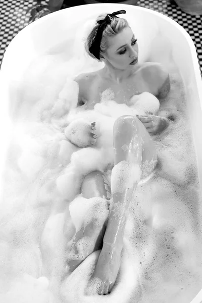 Érzéki szőke nő vesz egy fürdőt. — Stock Fotó