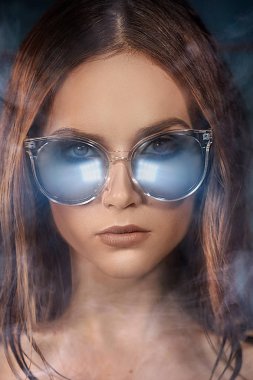 Moda esmer kadın Güzellik Portresi.