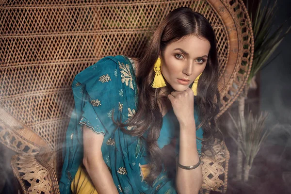 Hermosa mujer en ropa india tradicional . —  Fotos de Stock