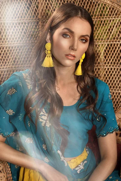 Belle femme dans les vêtements indiens traditionnels . — Photo
