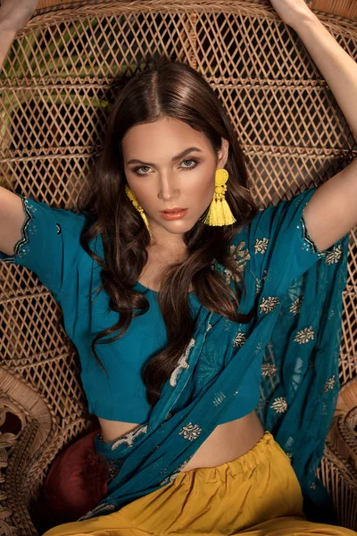 Hermosa mujer en ropa india tradicional . —  Fotos de Stock
