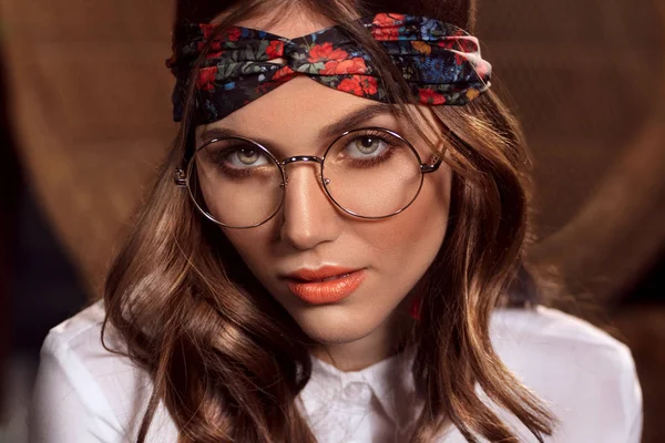 Modelo femenino retro posando en gafas graduadas . — Foto de Stock