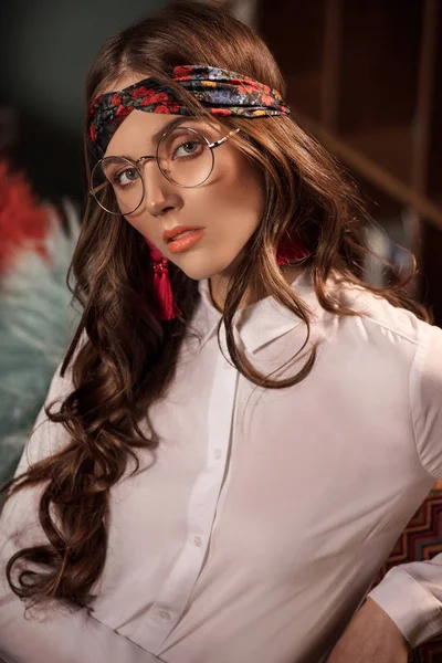 Retro female model posing in eyeglasses. — Stock Photo, Image