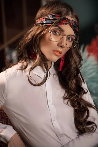 Retro female model posing in eyeglasses. — Stock Photo, Image