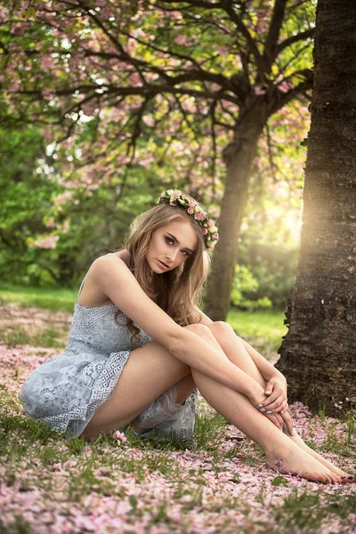 Vackra Kaukasiska Blond Kvinna Med Långt Hår Och Blommor Huvudet — Stockfoto