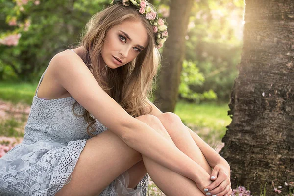 Schöne Kaukasische Blonde Frau Mit Langen Haaren Und Blumen Auf — Stockfoto