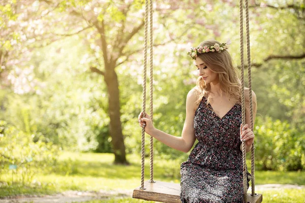 Attractive Beautiful Caucasian Blonde Woman Posing Spring Blooming Garden Sunny — Stock Photo, Image