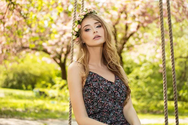 Attraktiva Vackra Kaukasiska Blond Kvinna Poserar Våren Blommande Trädgård Solig — Stockfoto