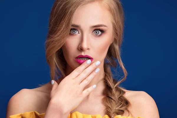 Mooie Blonde Jonge Vrouw Met Glamour Make Vlecht Kapsel Poseren — Stockfoto