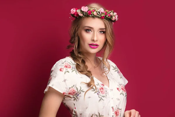 Skönhet Mode Porträtt Blondin Kaukasiska Kvinna Med Blommor Huvudet Flickan — Stockfoto