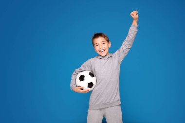 Genç sporcu çocuk gülümsüyor.