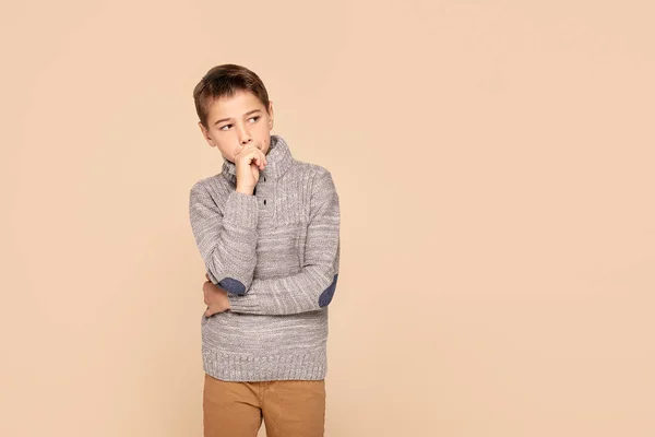 Ragazzo adolescente di pensiero alla moda in posa . — Foto Stock