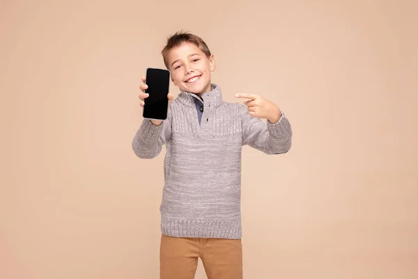 Menino feliz na moda com telefone celular . — Fotografia de Stock