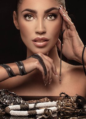 Bir sürü mücevheri olan güzel bir kadın .