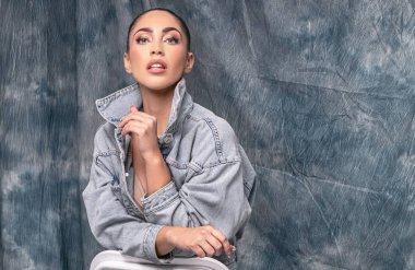 Kot ceketli çekici makyajlı güzel bir kadının moda portresi..