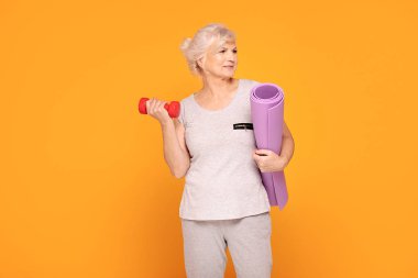 Egzersiz yaparken mutlu son sınıf kadınları.