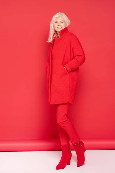 Señora mayor en coágulos rojos de moda . —  Fotos de Stock