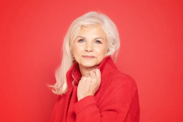 Senior dam i röda fashionabla klotter. — Stockfoto
