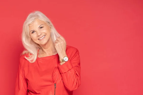 Senior dam i röda fashionabla klotter. — Stockfoto