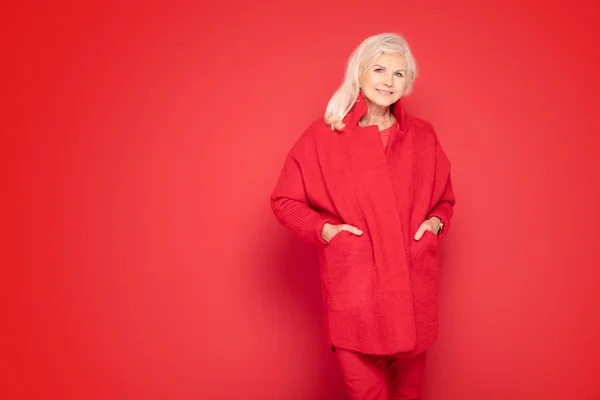 Senior senhora em vermelho coágulos da moda . — Fotografia de Stock