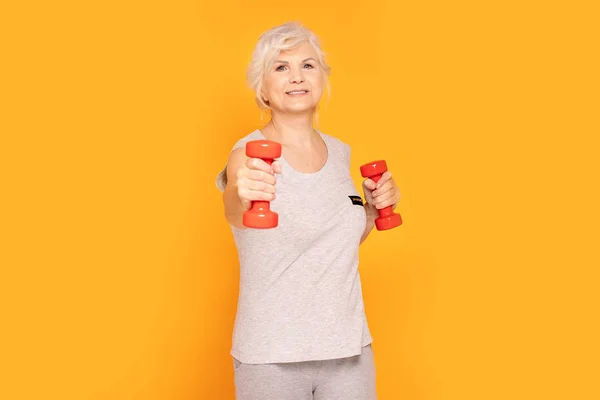 Gelukkige oudere vrouw oefenen. — Stockfoto