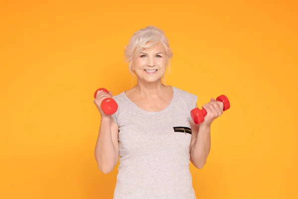 Glad äldre kvinna utövar. — Stockfoto