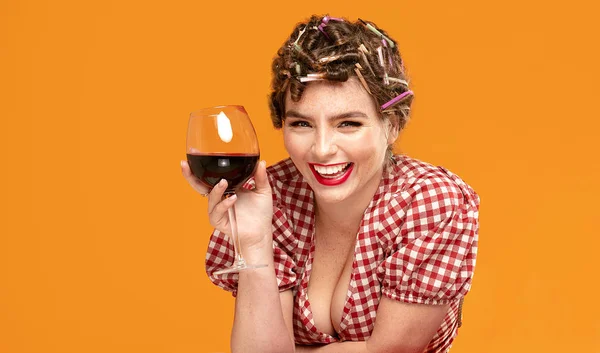 Housewife drinking red wine, smiling. — Stock Photo, Image