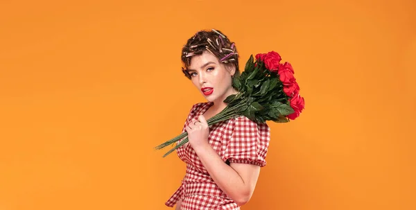 Attractive housewife with flowers. — Stock Photo, Image