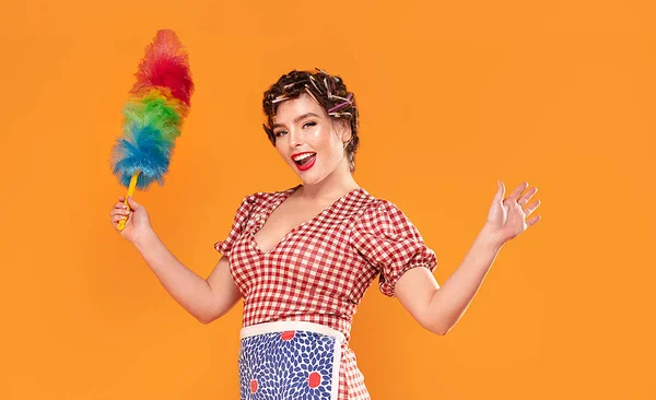 Sorrindo dona de casa segurar pincel espanador colorido . — Fotografia de Stock