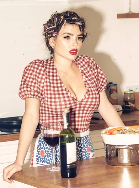 Italian housewife in the kitchen. — 스톡 사진