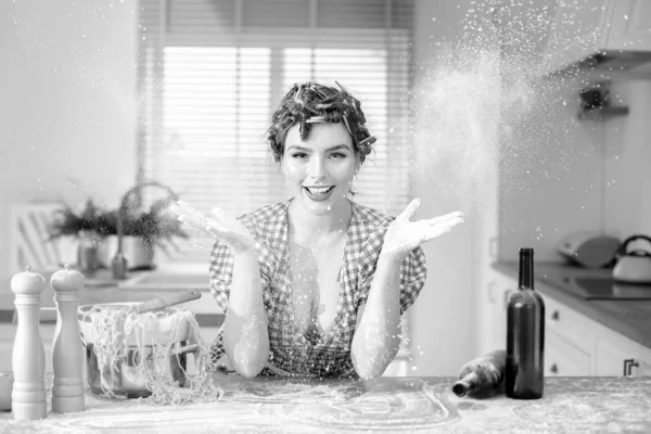 Happy woman in the kitchen. — Stock Photo, Image