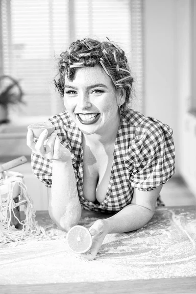 Mujer feliz en la cocina . —  Fotos de Stock