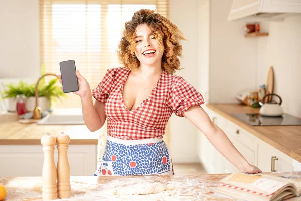 Joyful dona de casa fazendo um bolo, sorrindo . — Fotografia de Stock