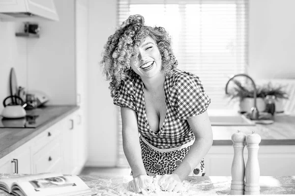 Alegre ama de casa horneando un pastel, sonriendo . — Foto de Stock