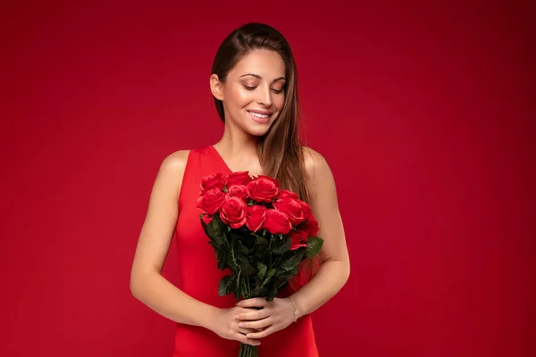 Šťastná usměvavá žena s kyticí růží. — Stock fotografie