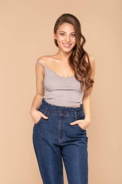Moda elbiseli genç modern kadın..