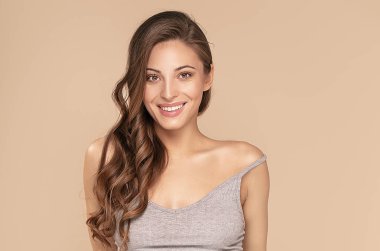 Moda elbiseli genç modern kadın..