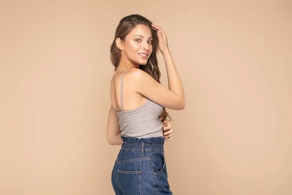 Joven mujer moderna en ropa de moda . —  Fotos de Stock