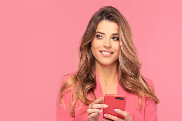 Lächelnde junge Frau mit Handy. — Stockfoto