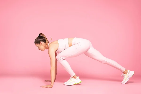 Passform flicka gör fitness träning. — Stockfoto