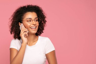 Gülümseyen afro kız cep telefonuyla konuşuyor..