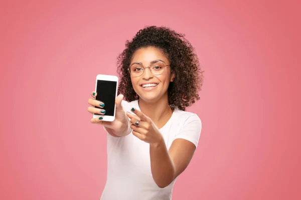 Lächelndes Afro-Mädchen mit leerem Handy-Bildschirm. — Stockfoto