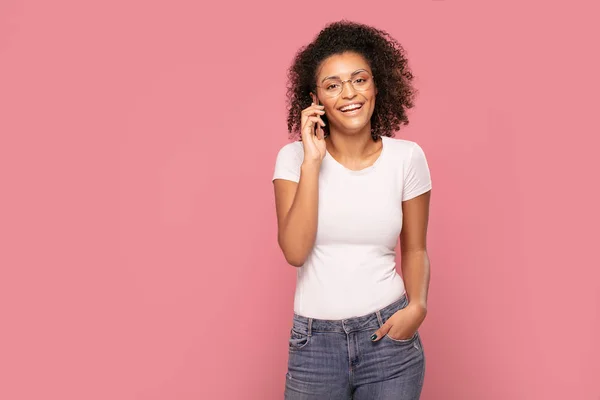 Glimlachend afro meisje praten door mobiele telefoon. — Stockfoto