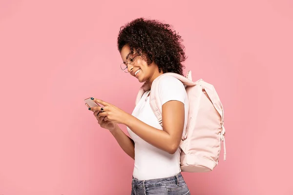 Heureuse étudiante avec sac à dos et téléphone portable . — Photo